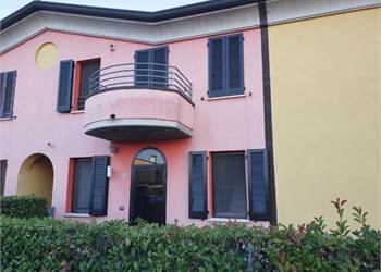 VILLETTA A SCHIERA CON GARAGE E GIARDINO