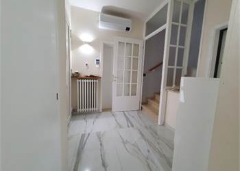 VILLA BIFAMILIARE CON AMPIO VERDE PRIVATO