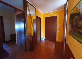 APPARTAMENTO CON GARAGE E CANTINA