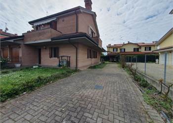 VILLA BIFAMILIARE CON GIARDINO PRIVATO