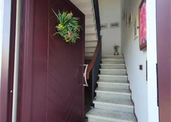 CASA ACCOSTATA CON GARAGE E GIARDINO