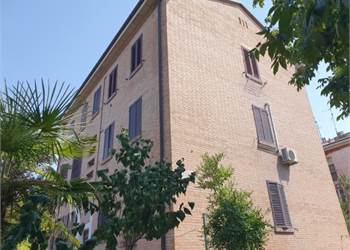 APPARTAMENTO CON GARAGE E CANTINA