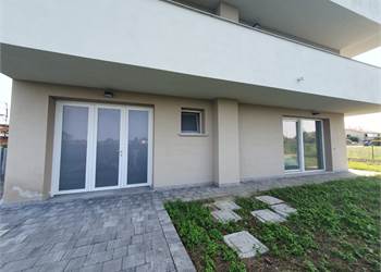 VILLETTA LIBERA SU 3 LATI CON GIARDINO PRIVATO