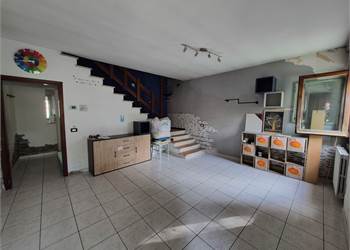 CASA ACCOSTATA CON GARAGE E GIARDINO PRIVATO